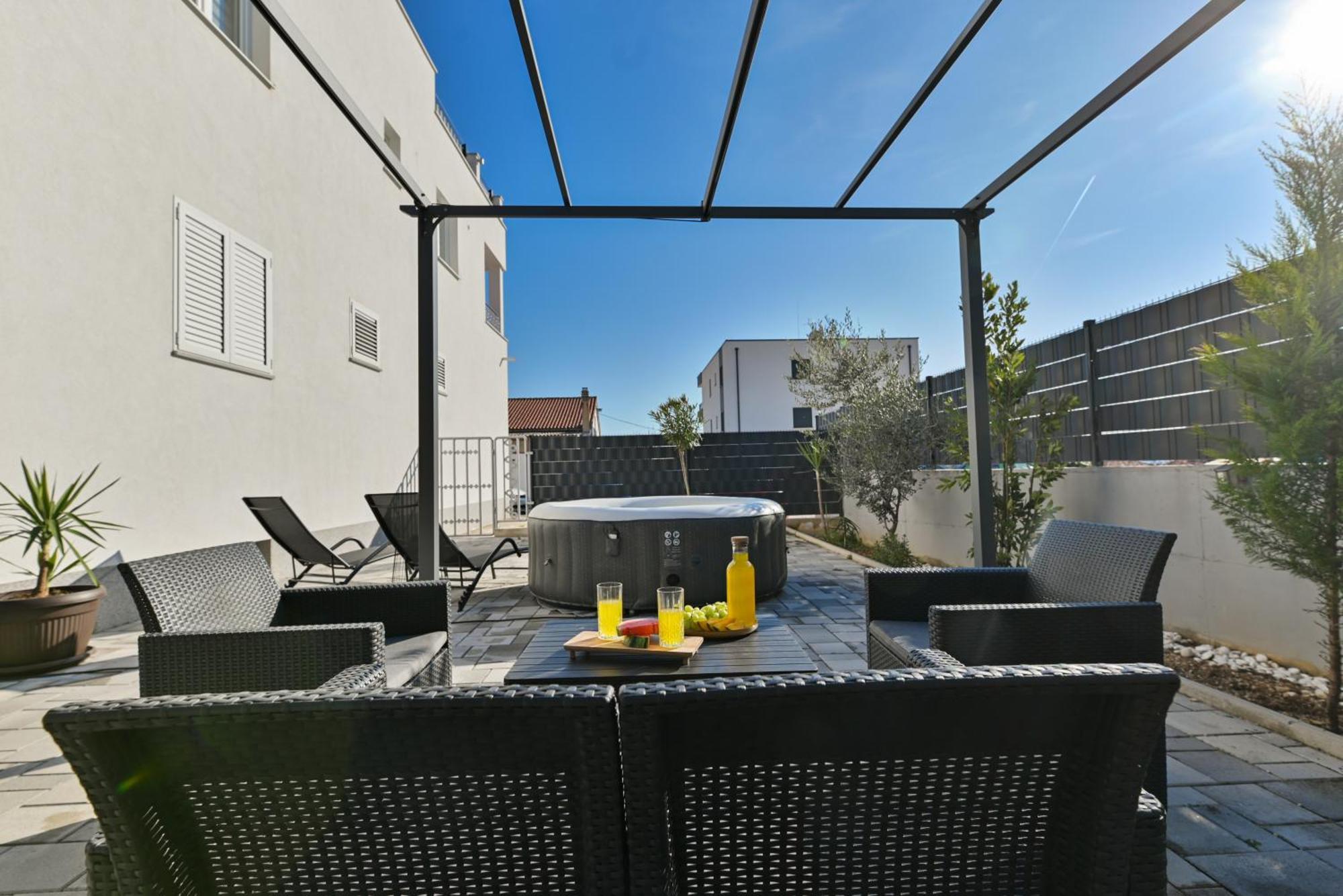 Luxury Apartment With Garden Jacuzzi And Wellness Trogir Exterior photo