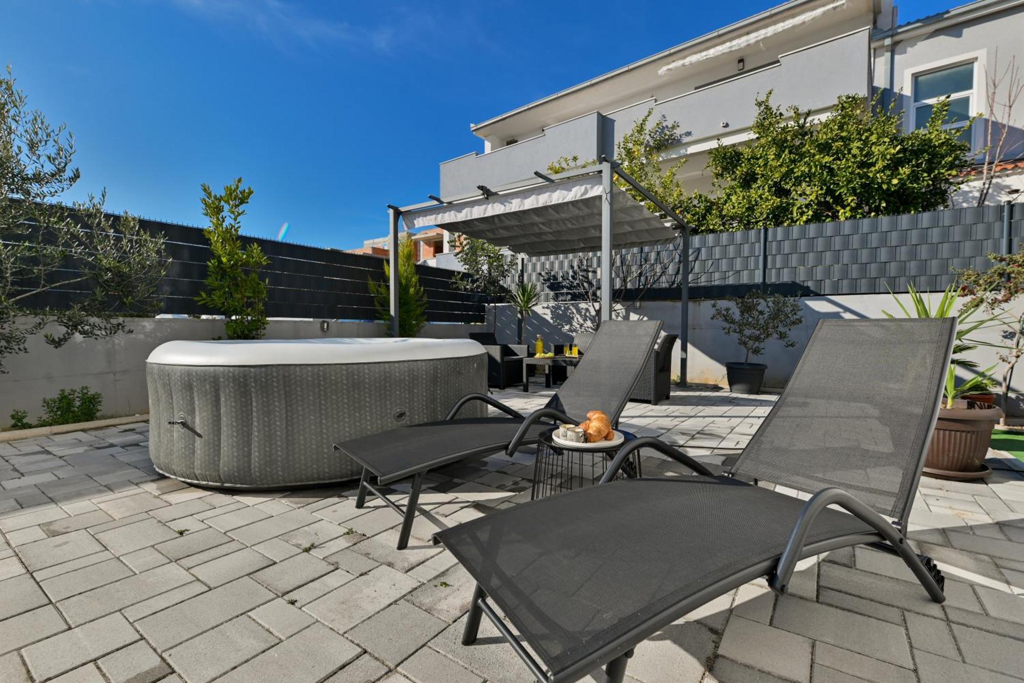 Luxury Apartment With Garden Jacuzzi And Wellness Trogir Exterior photo